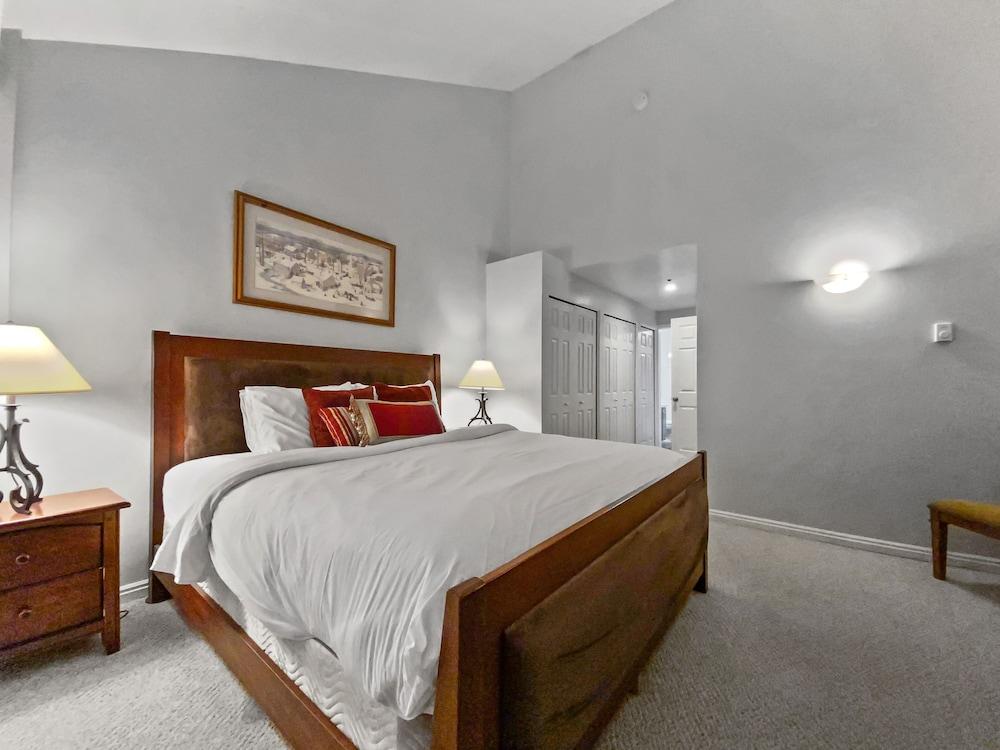 310 Snowblaze 2 Bedroom Condo by RedAwning