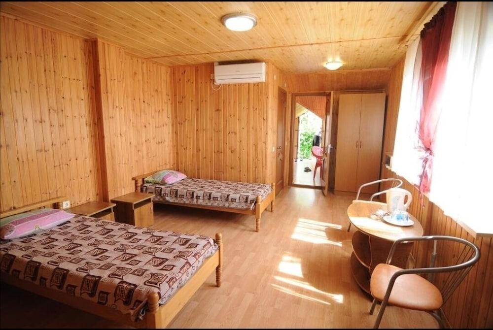 Mama Hotel - Always loves and waits