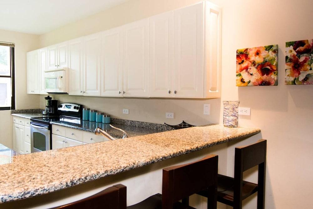 Ground-floor unit with terrace with direct access to pool in Coco