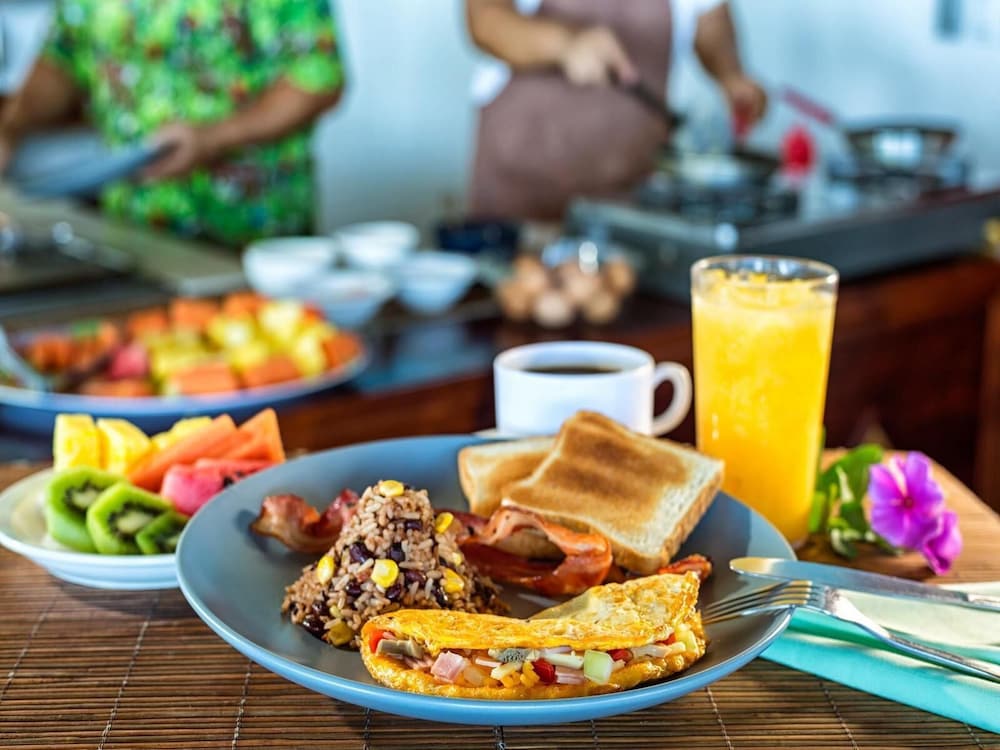 3rd-floor Space with modern decor recently renovated viewing over pool in Coco