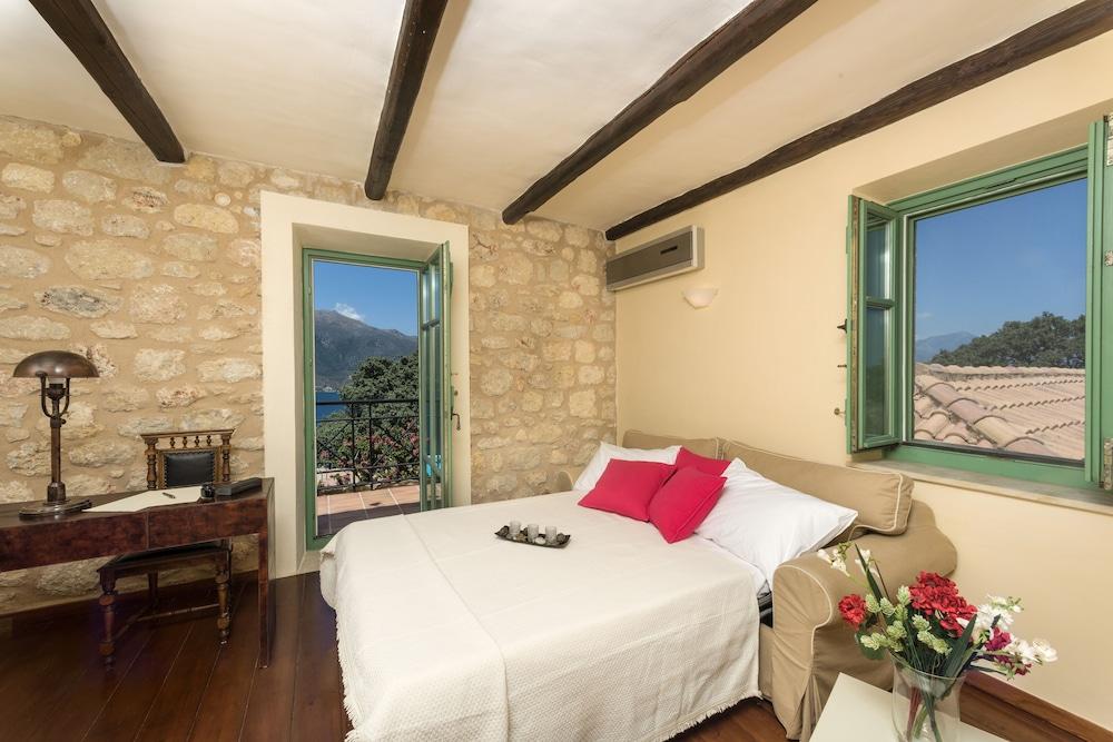 Self-catering Luxury Stone Holiday Villa With Infinity Pool and Panoramic View