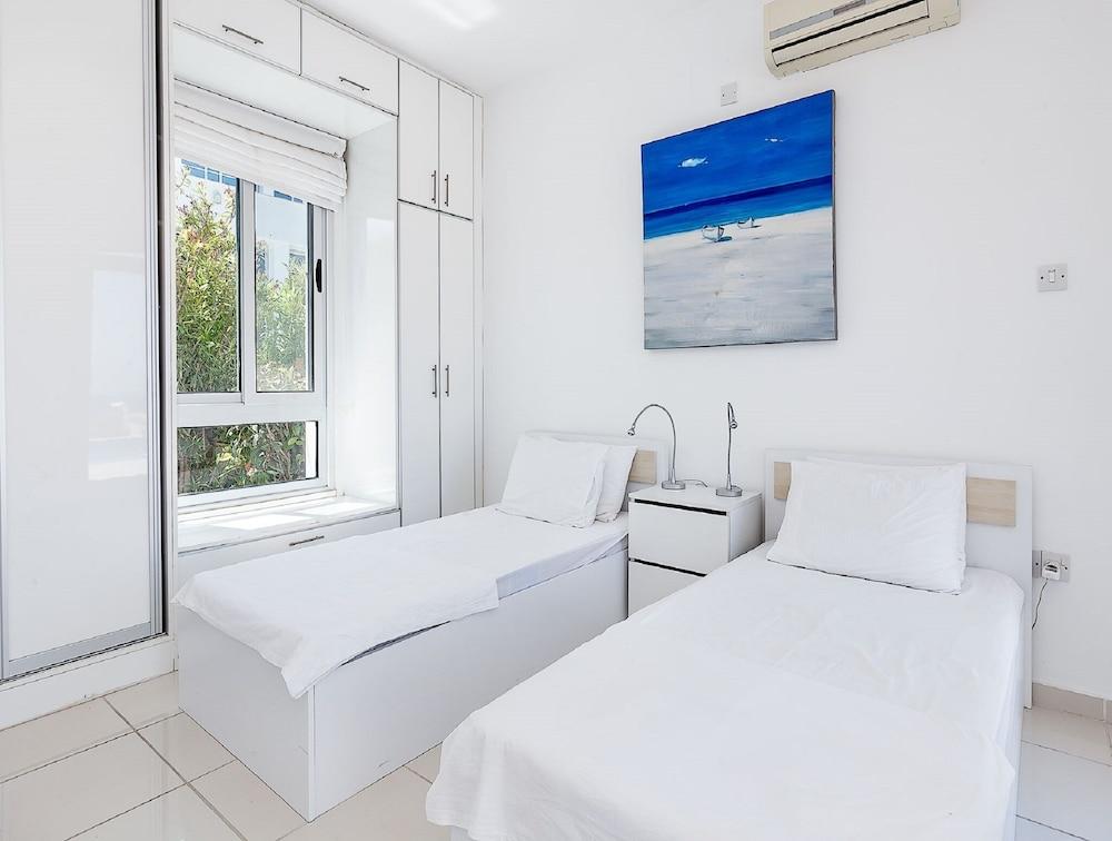 An Executive 3 Bedroom Villa, Private Pool, Ac Wifi in all Rooms, Internet Tv