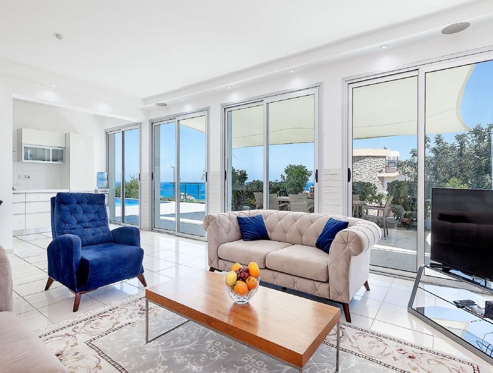 An Executive 3 Bedroom Villa, Private Pool, Ac Wifi in all Rooms, Internet Tv