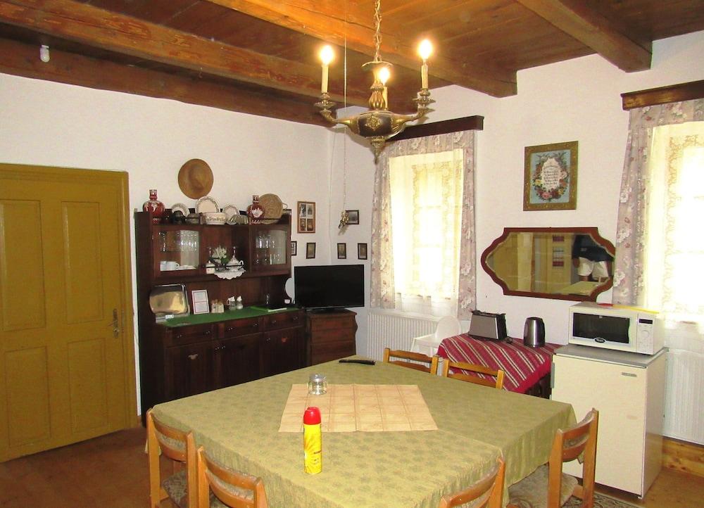 Room in Farmhouse - Rustic Charm - two Bedroom Suite 8601