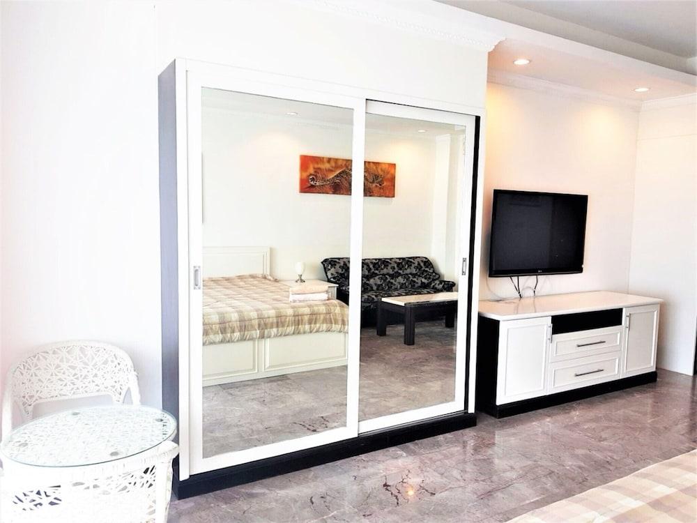 30th Floor Beach Condo With Stunning sea Views