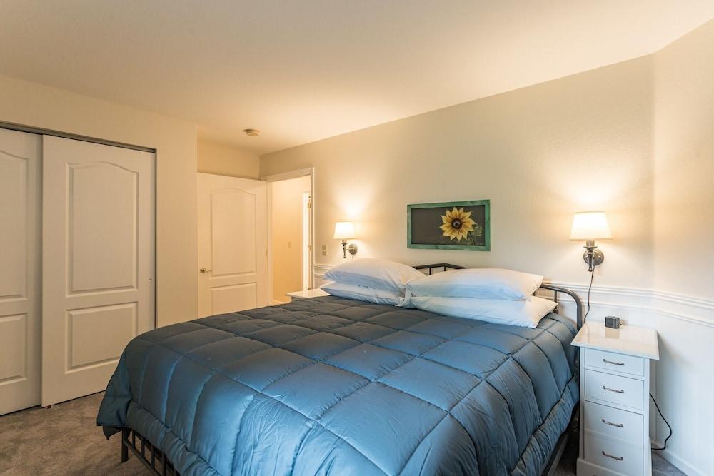 S 1425 2 Bedroom Condo by RedAwning