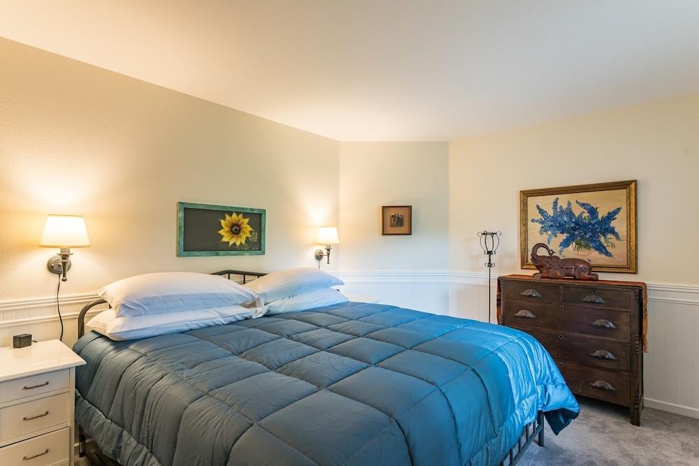 S 1425 2 Bedroom Condo by RedAwning