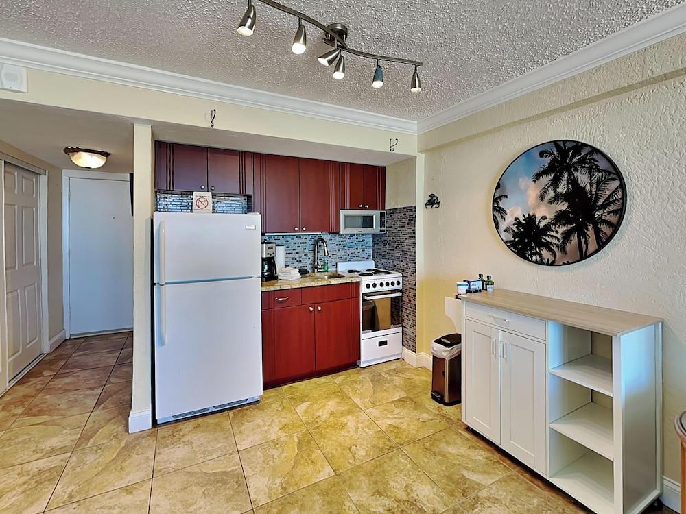 Hawaiian Inn 238 by Distinctive Beach Rentals