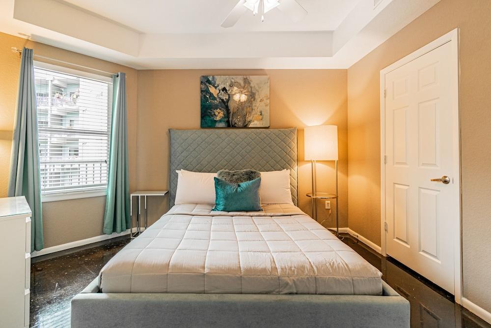 BC-324: Channelside Luxury Apartment