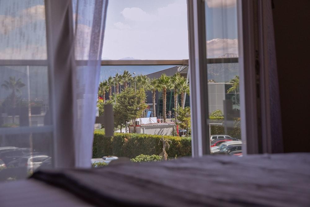 Airport Garden Hotel