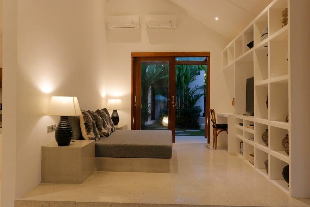 Amazing Villa With Pool and Huge Lawn