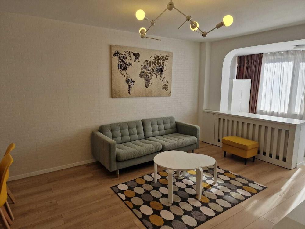 Yellow Apartment - Cismigiu Gardens