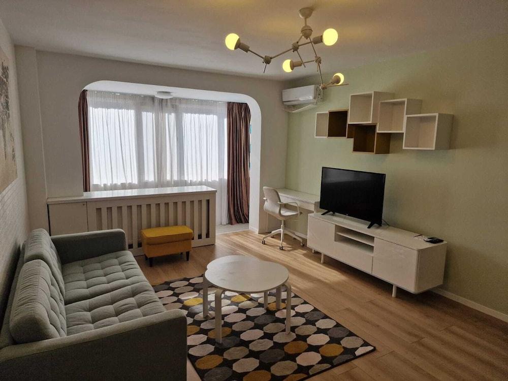 Yellow Apartment - Cismigiu Gardens