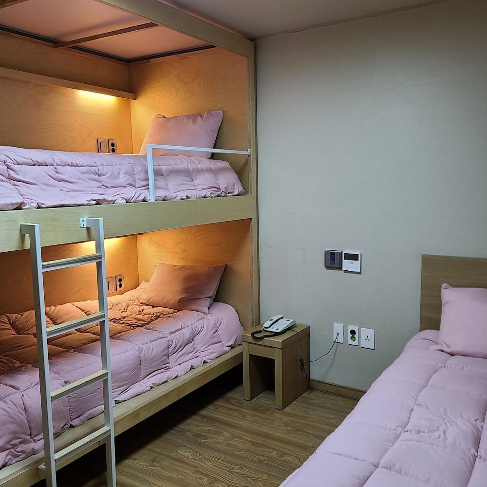 Nice Cat Hotel & Guest House