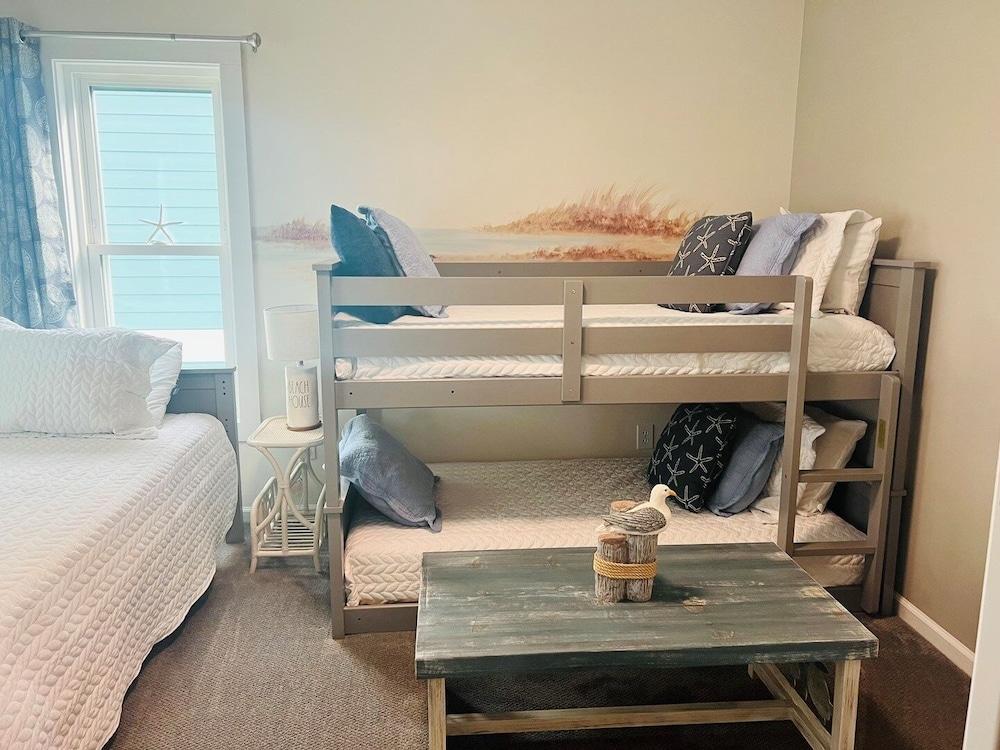 Elegant Egret 4 Bedroom Home by RedAwning