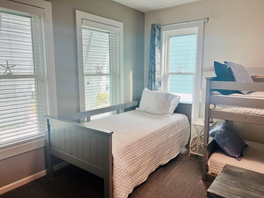 Elegant Egret 4 Bedroom Home by RedAwning