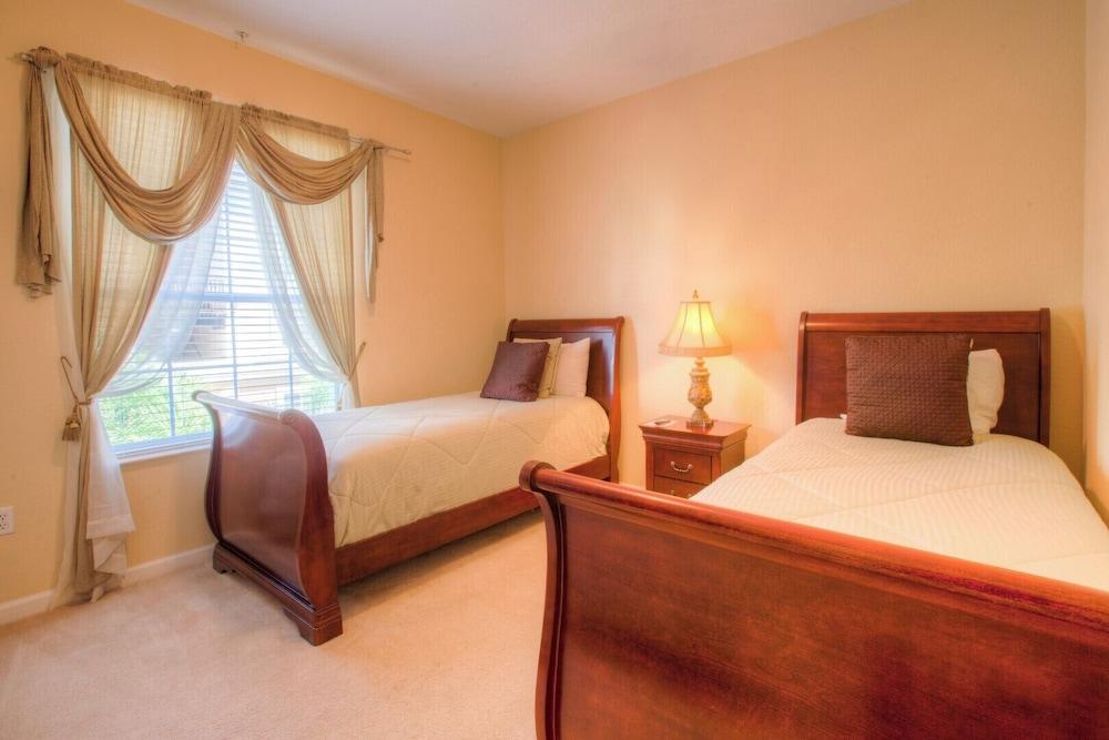 Lovely Third-floor Vista Cay Resort Condo!