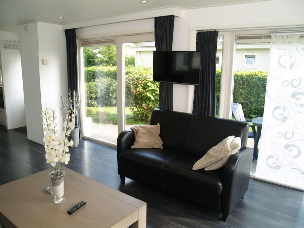 Modern Chalet With Wifi in the Green Achterhoek