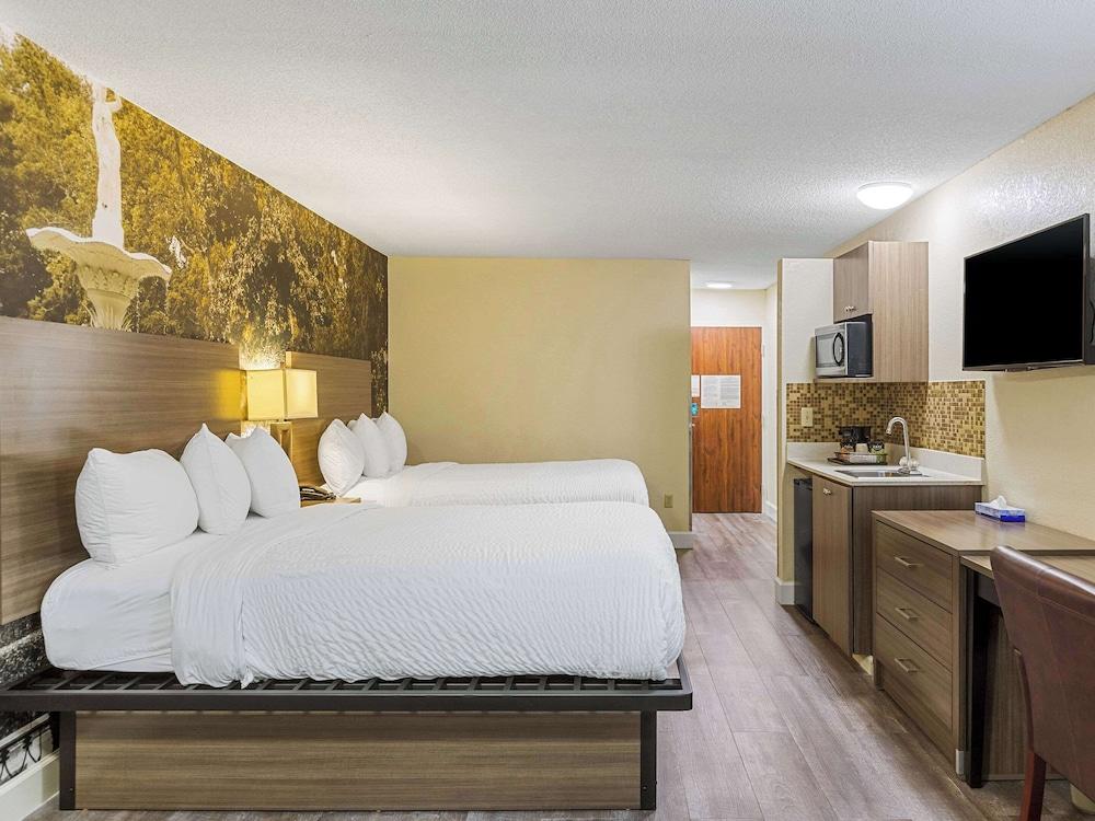 Clarion Pointe Savannah Gateway I-95