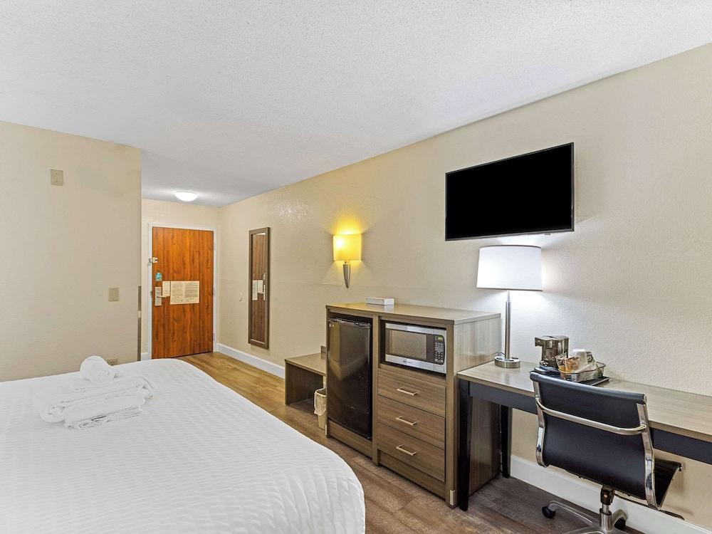 Clarion Pointe Savannah Gateway I-95