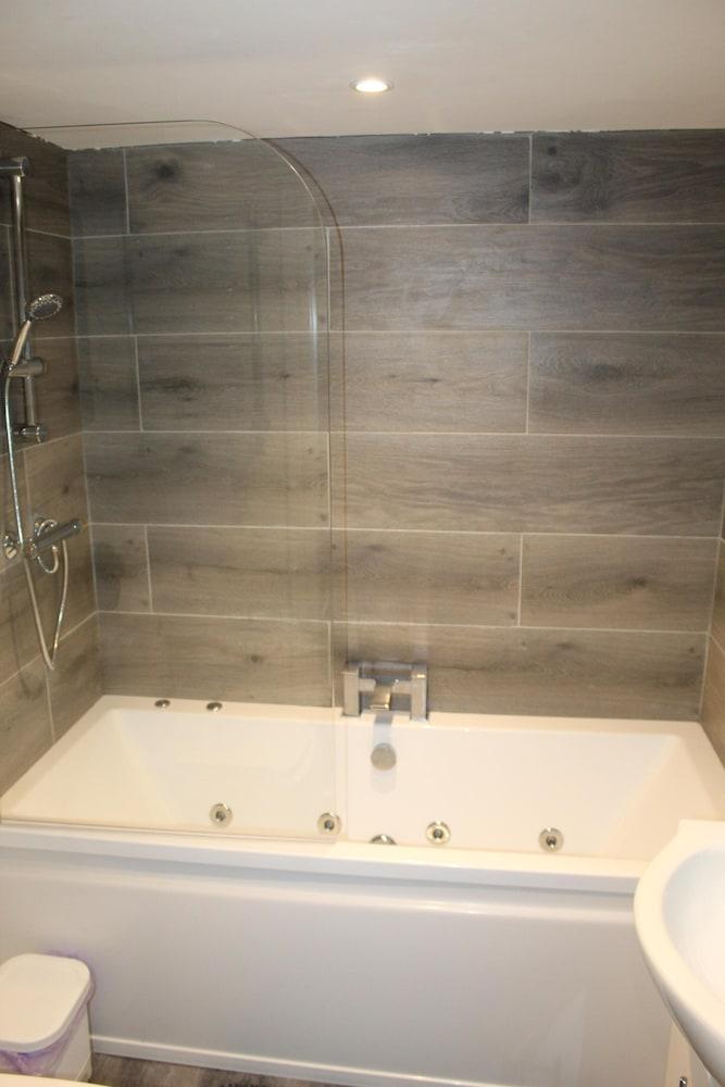 Albert Luxury Hottub and Jacuzzi Apartments