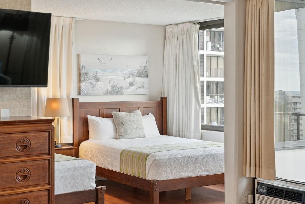 Deluxe 21st Floor Corner Condo with Diamond Head Views, FREE Parking & Wifi! by Koko Resort Vacation Rentals