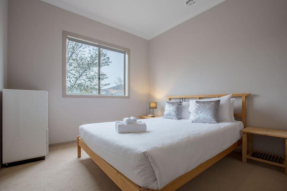 Gorgeous 4BR Home in Point Cook