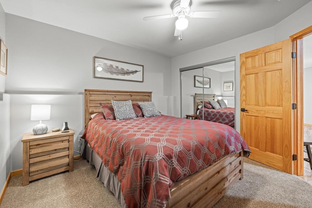 Cutty Sark Court #2 3br 2.5ba Mountain Views 3 Bedroom Townhouse by RedAwning