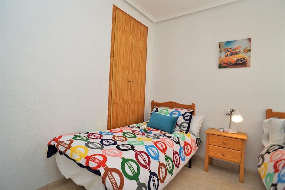 7 Mins From The Beach, Shared Pool Free Wifi