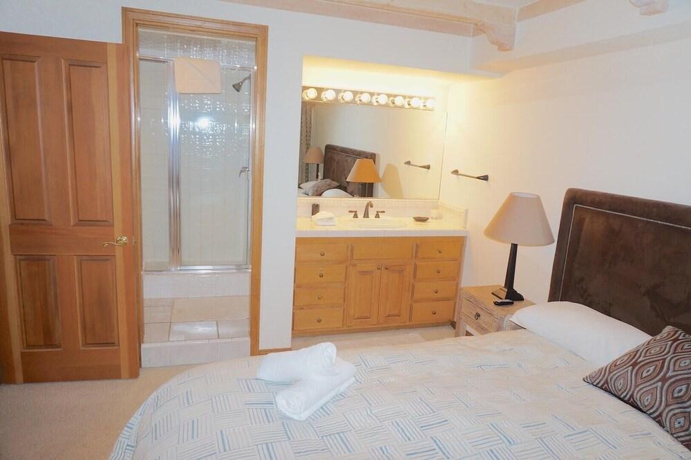 Beautiful Remodeled 2-bedroom Condo