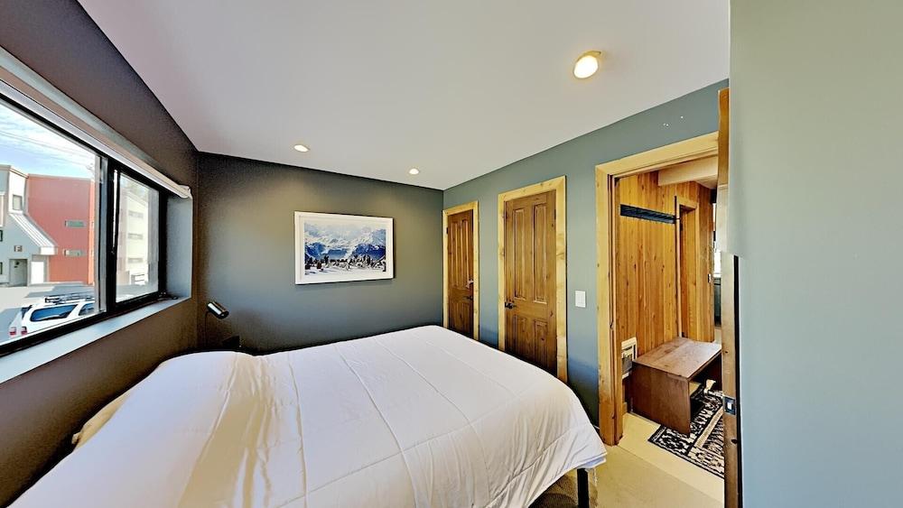 Beautifully remodeled 3 Bedroom Condo