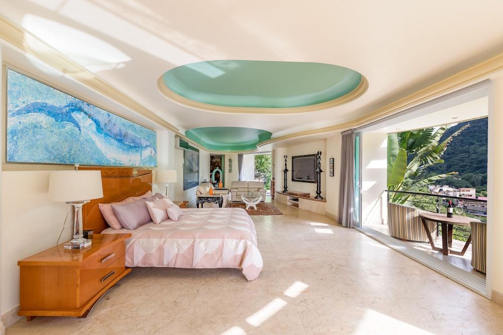 Fully Staffed, Beach Frontage Luxury Villa