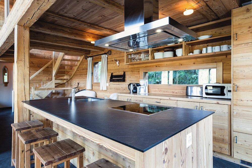 Authentic Swiss Spa Chalet Hot Tub & Sauna