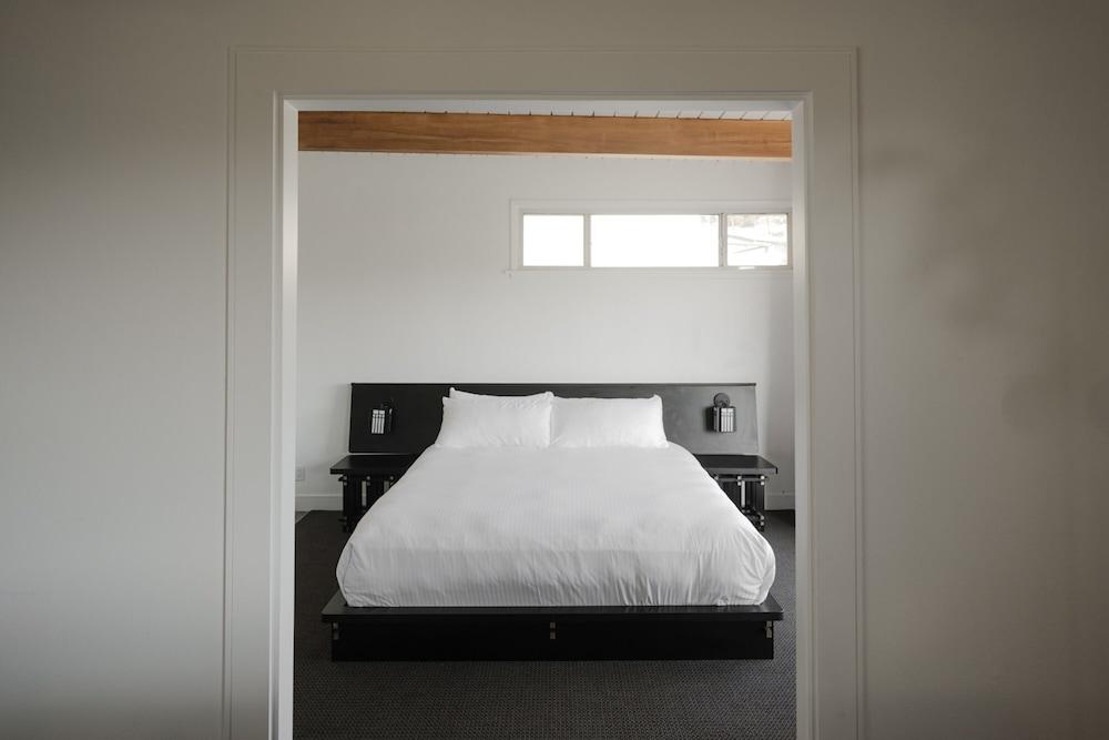 Hollywood Hills Hotel