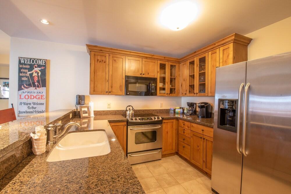 Comfortable 1 Bedroom Slopeside Condo - No Cleaning Fee! by RedAwning