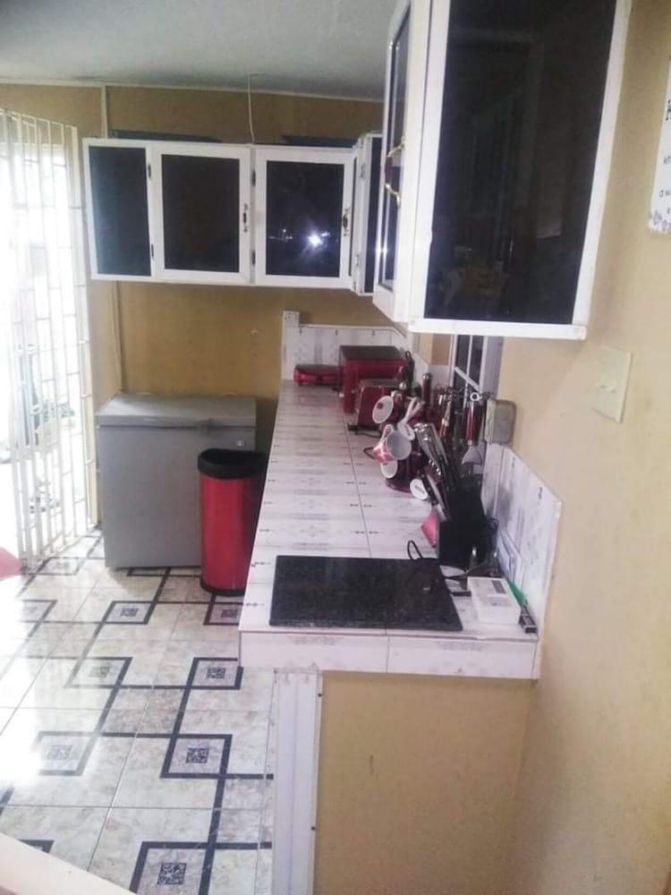 Immaculate 2-bed Apartment in Spanish Town