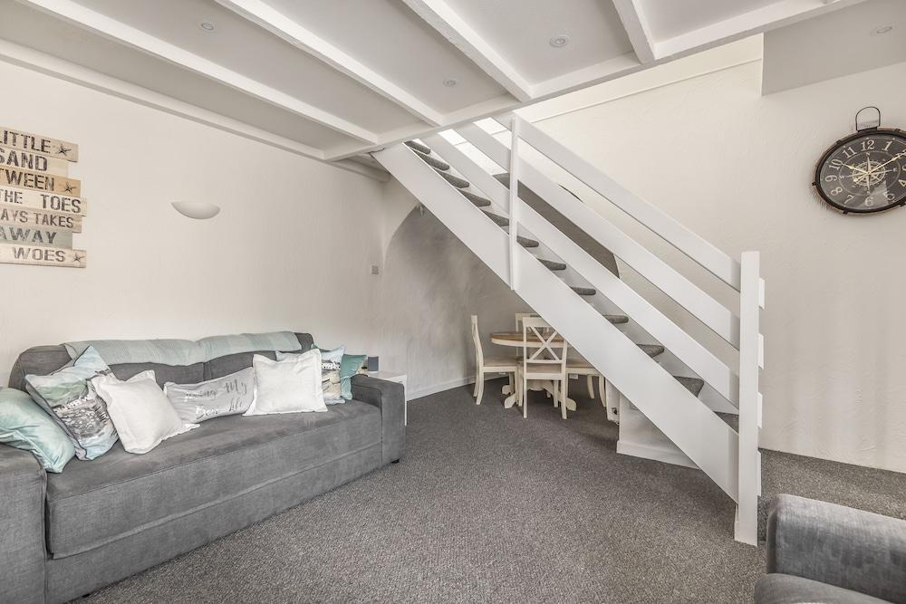 Cottage - Sleeps 6 - Pet Friendly - Patio