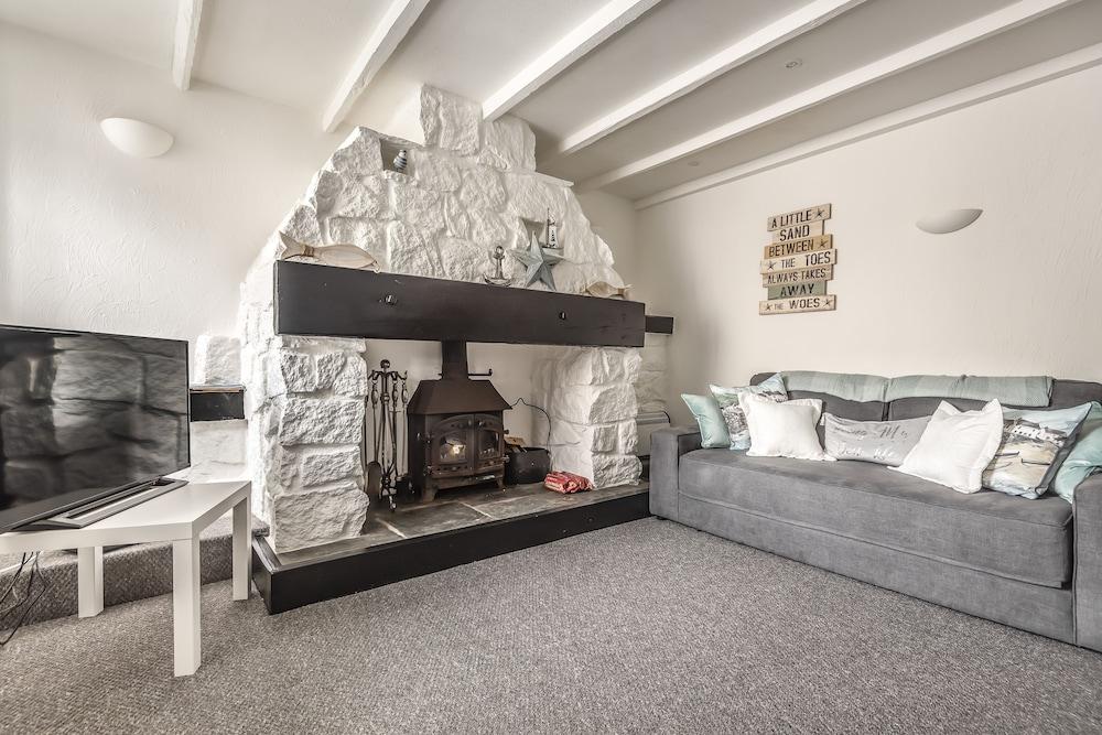 Cottage - Sleeps 6 - Pet Friendly - Patio