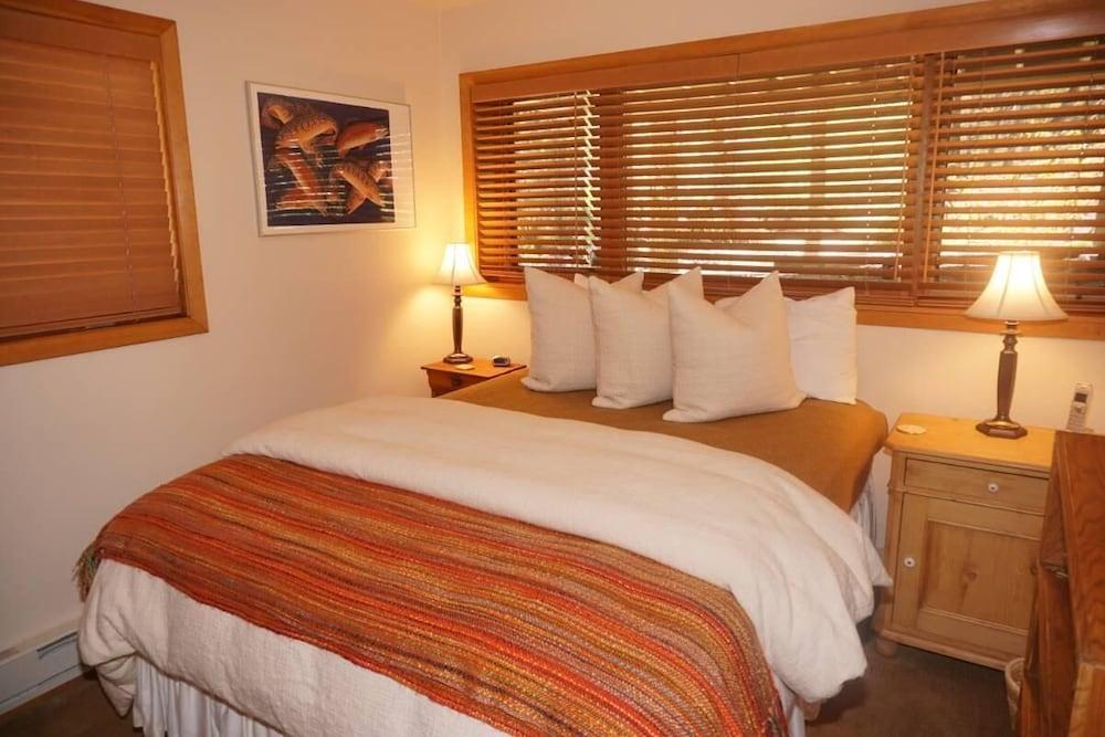 735 Bleeker St E #735