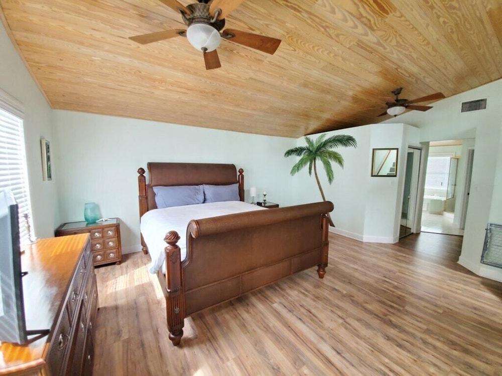 The Summer House - Upper