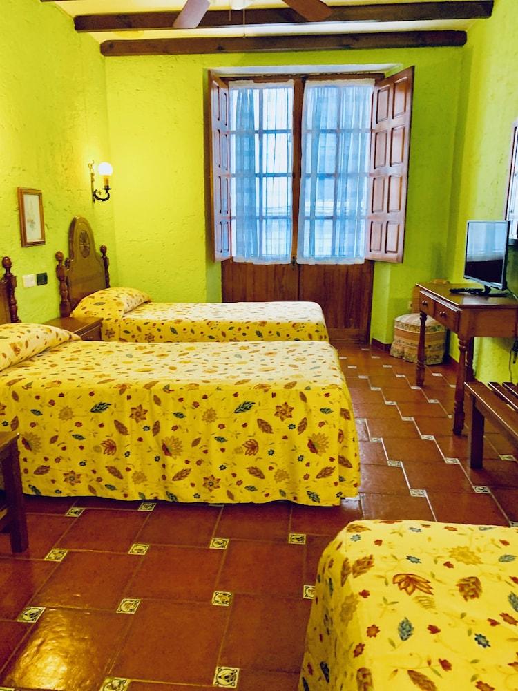 Hermanos Macías Hotel