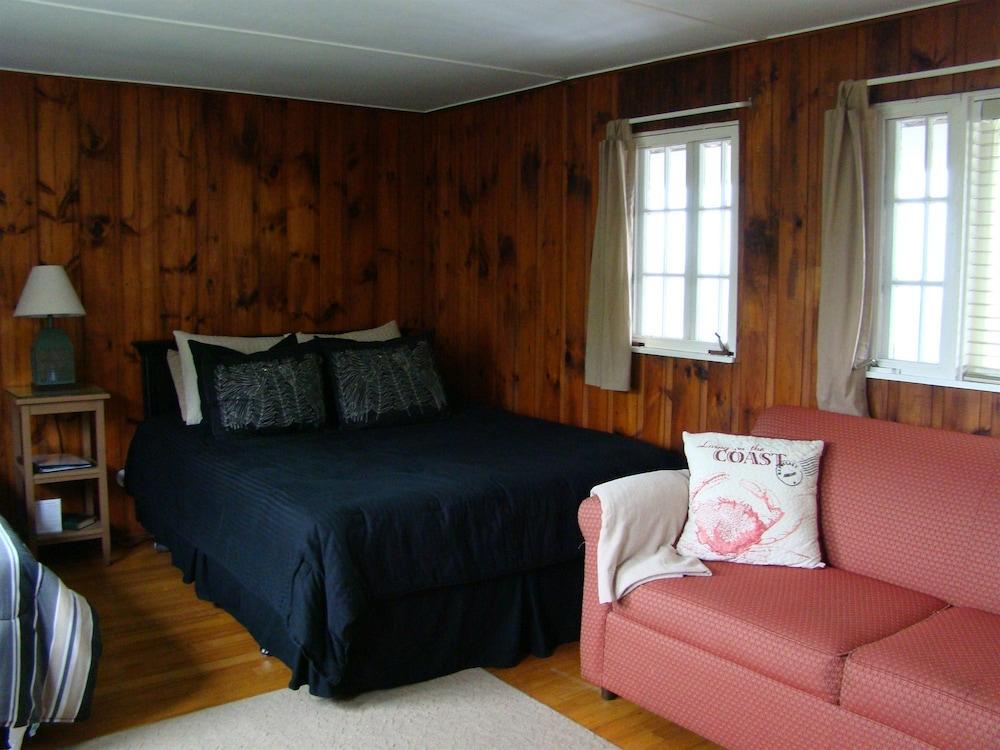 Bay Leaf Cottages & Bistro