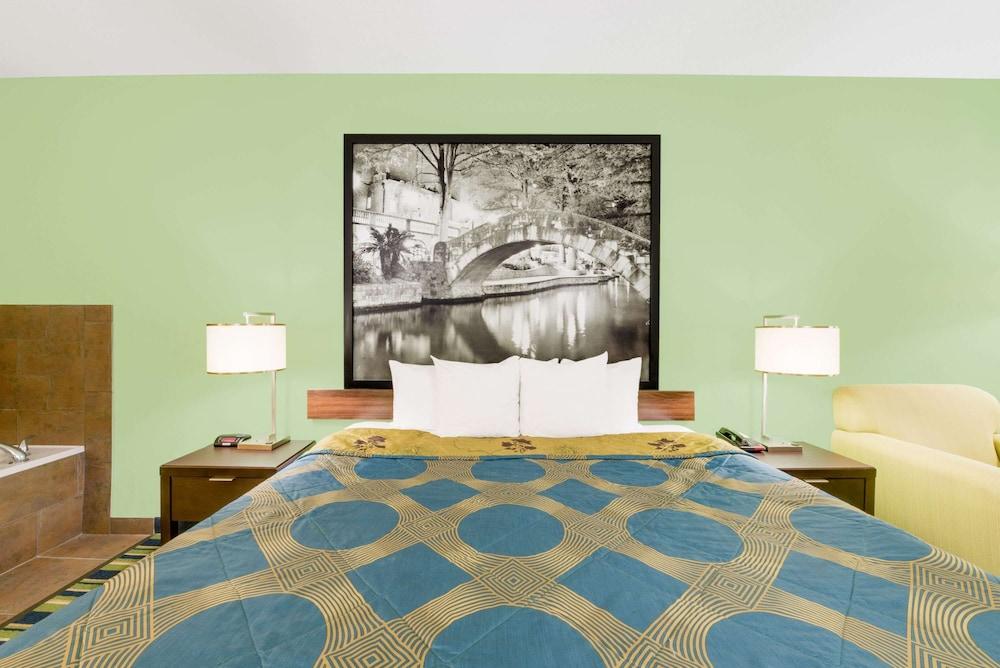 Super 8 by Wyndham Cotulla TX