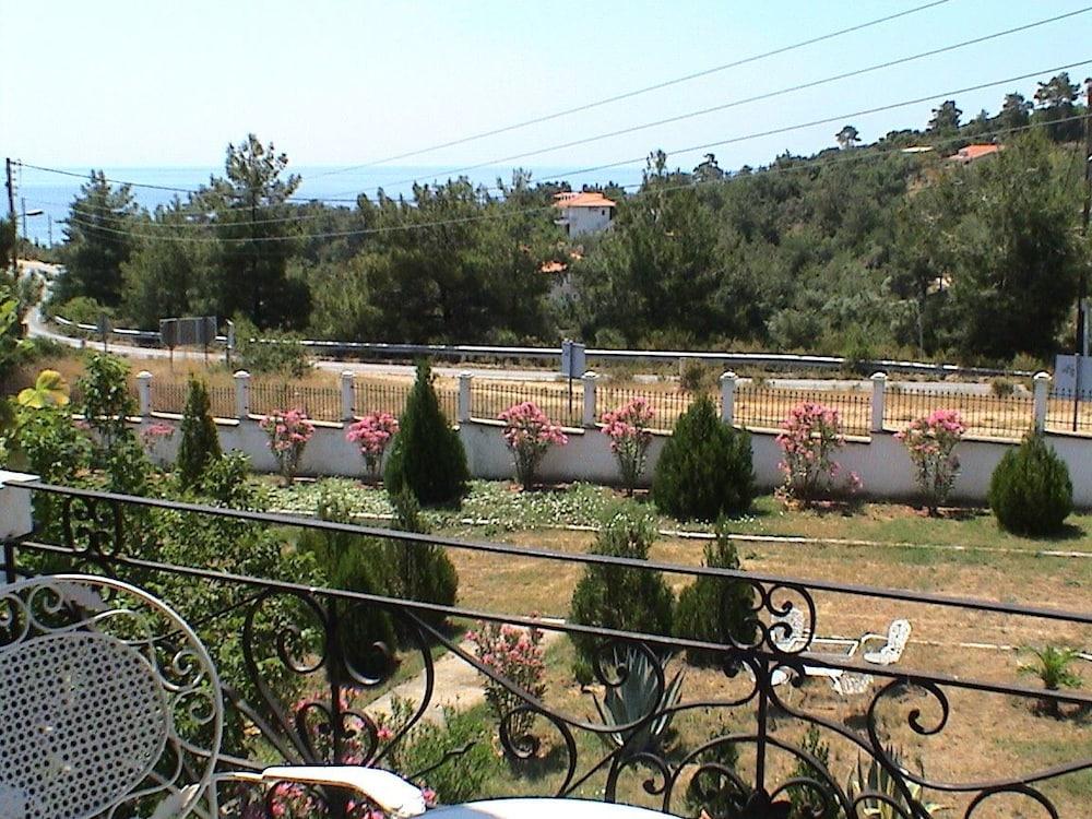 Pantheon Studios Apartments