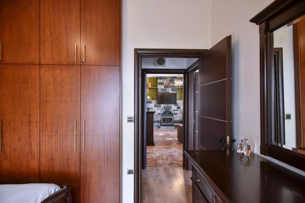 Iraklis Studios & Apartments