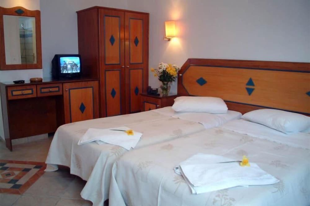 Barbouni Hotel & Studios