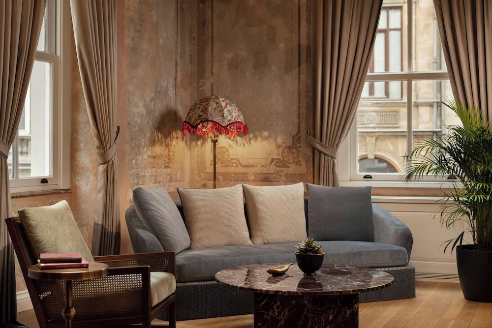 Adahan DeCamondo Pera, Autograph Collection