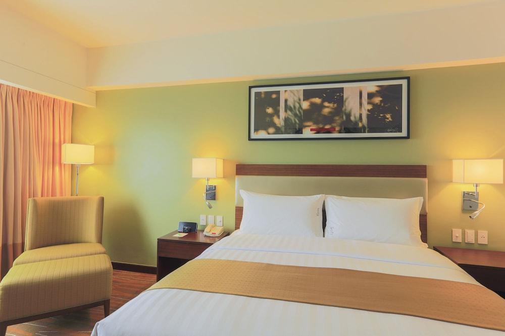 Holiday Inn & Suites Makati by IHG