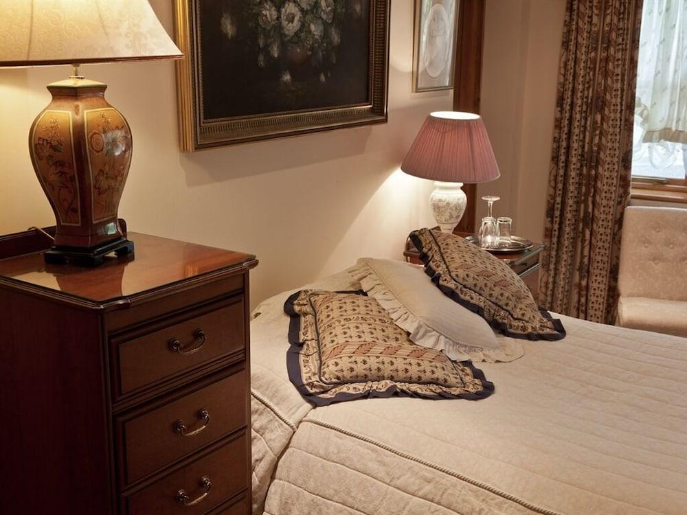 Little Red Rooster Rest and Spa