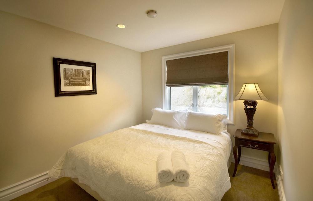 Esplanade Queenstown by Staysouth